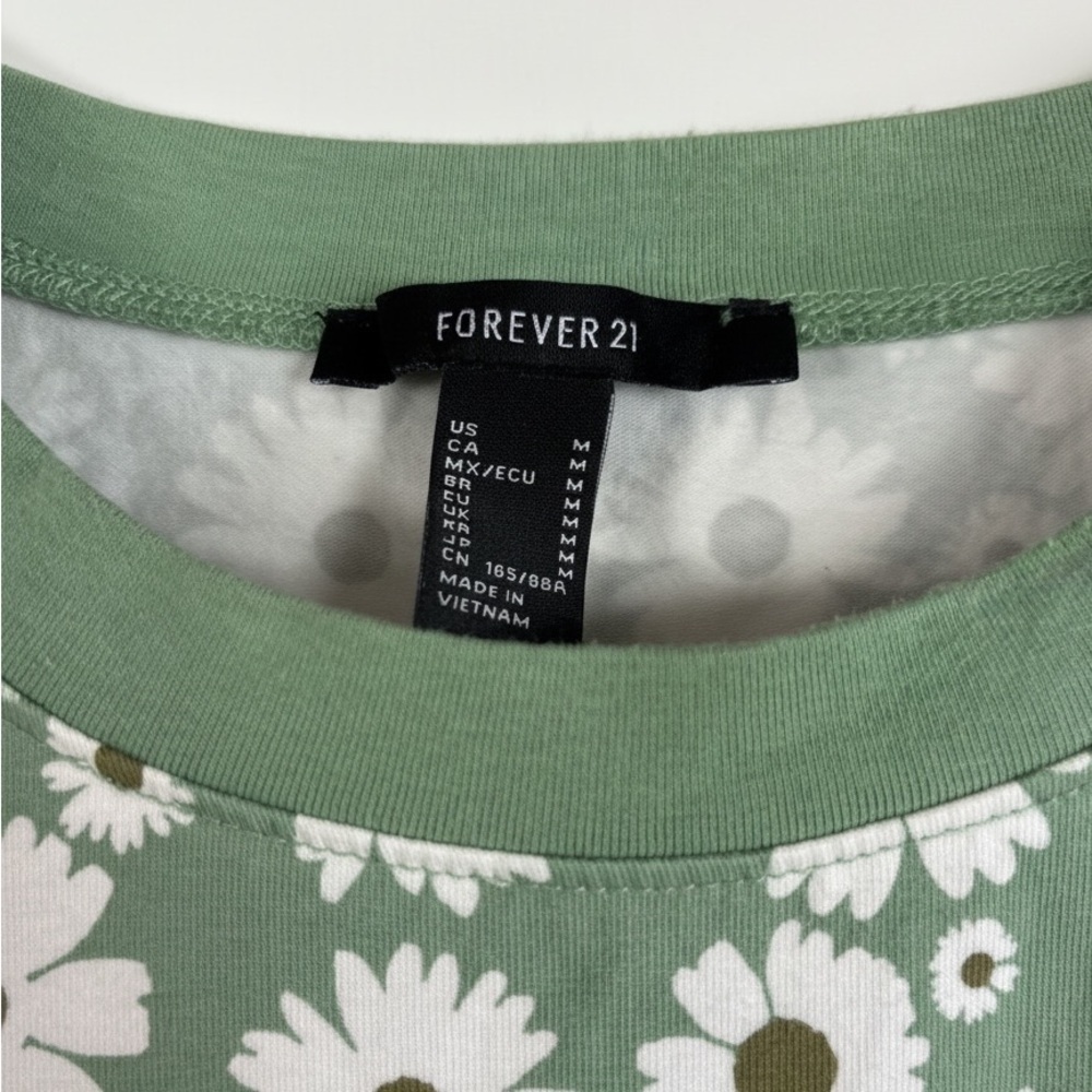 Forever 21 Green Daisy Print Short Sleeve Cropped Tee - White Flower Pattern - Picture 3 of 5
